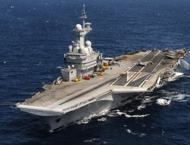 Βίντεο: Προσνήωση με θέα από το πιλοτήριο στο πυρηνοκίνητο αεροπλανοφόρο «CDG»